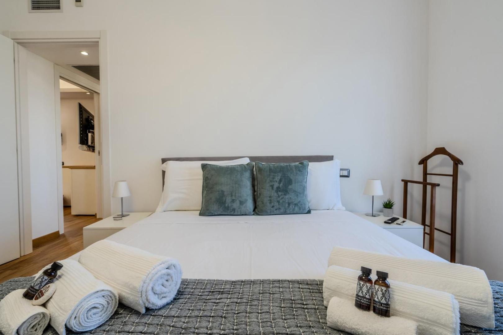 Luxury In Olbia, Terrazza & Cinema Apartment *